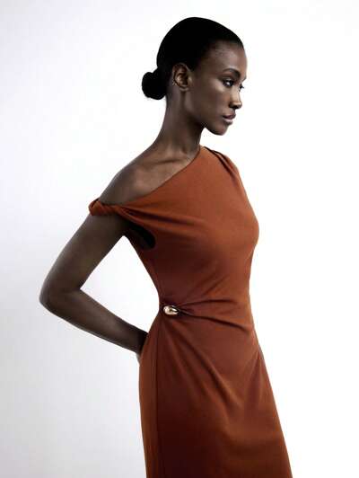 SHEIN Maija 2025年夏新作 非対称カット ブラウン ショルダー ツイストノットデザイン メタルディテール ウエストアクセント バックスリット ドレス、モダンエレガントカジュアル通勤オフィス対応、ウェディングゲスト、仕事、空港、ビーチ、音楽フェス、パーティー、カントリー、ストリートスタイル、独立記念日、デート、新学期、Y2Kオータム向け