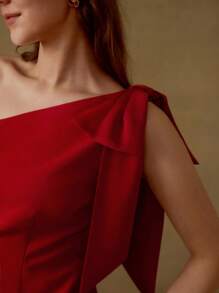 MOTF PREMIUM ÁO BLOUSE CỔ KHÔNG ĐỐI XỨNG CÓ NƠ CHI TIẾT - Đỏ - Xem 2