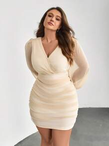 SHEIN Privé 大尺碼閃亮百褶裹身連身裙