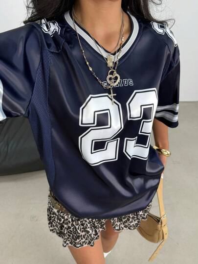 SHEIN 少女宽松V领蓝色休闲字母/数字印花街头风T恤，时尚百搭，适合春夏街头穿着，日常、运动、购物、返校、度假、校园风格