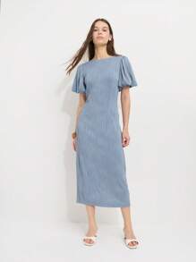 Nöista Vestido midi azul con mangas cortas abullonadas y un sutil patrón texturizado. Confeccionado en una tela de punto suave y ligera. Elegante, femenino, sofisticado, cómodo, estiloso, versátil, moderno, acogedor, favorecedor, casual, refinado, transpirable, chic, atemporal, fácil de llevar.