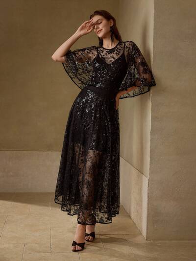 VESTIDO LARGO TRANSPARENTE 2 EN 1 CON MANGAS FLUTTER, SOBRECAPA DE MALLA BORDADA CON LENTEJUELAS