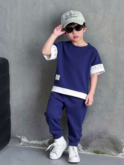 SHEIN Genkimix Kids مجموعة صيفية قميص كم قصير مطبوع بالحروف وشورت من قطعتين مناسبة للارتداء اليومي، الأنشطة الرياضية، العطلات