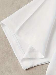 Camiseta de hombre de diseño moderno y elegante de lujo, con una gran letra mayúscula dorada brillante que dice "MILANO" y una fuente de color claro y elegante que dice "ITALY", camiseta regular de estilo simple para hombres