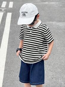 小男孩休闲条纹Polo领短袖T恤搭配独特的牛仔短裤，采用经典条纹设计，Polo领款式保留了永恒的外观，同时增添了一丝优雅和整洁。展现他们充满活力和活力的一面。 - 彩色 - 查看 5