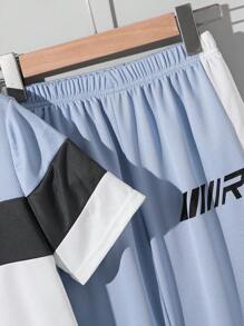 SHEIN Little Byeori 2 件套青少年男孩运动休闲套装，学院风格柔软时尚，休闲日常服装，撞色短袖 T 恤和松紧腰裤，适合秋季、春季、夏季，适合日常穿着、户外玩耍、学校、街头摄影、派对和居家休闲 - 淺藍色 - 查看 4
