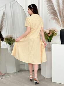 SHEIN Conjunto de 2 piezas para adolescentes: Blusa de rayas amarillas de manga corta y falda midi plisada de cintura alta, look elegante y vintage para uso casual y laboral - Amarillo - Ver 2