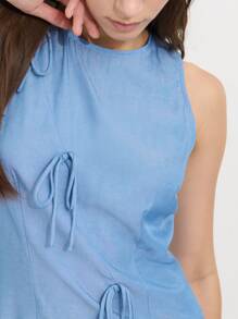 Nöista Robe mini sans manches d'un bleu doux avec des détails de nœuds éparpillés et une fente sur le côté. Mignonne et sans effort - Parfait pour les promenades sur la plage, les looks du 4 juillet ou les journées d'été ensoleillées. - Bleu azur - Voir 6