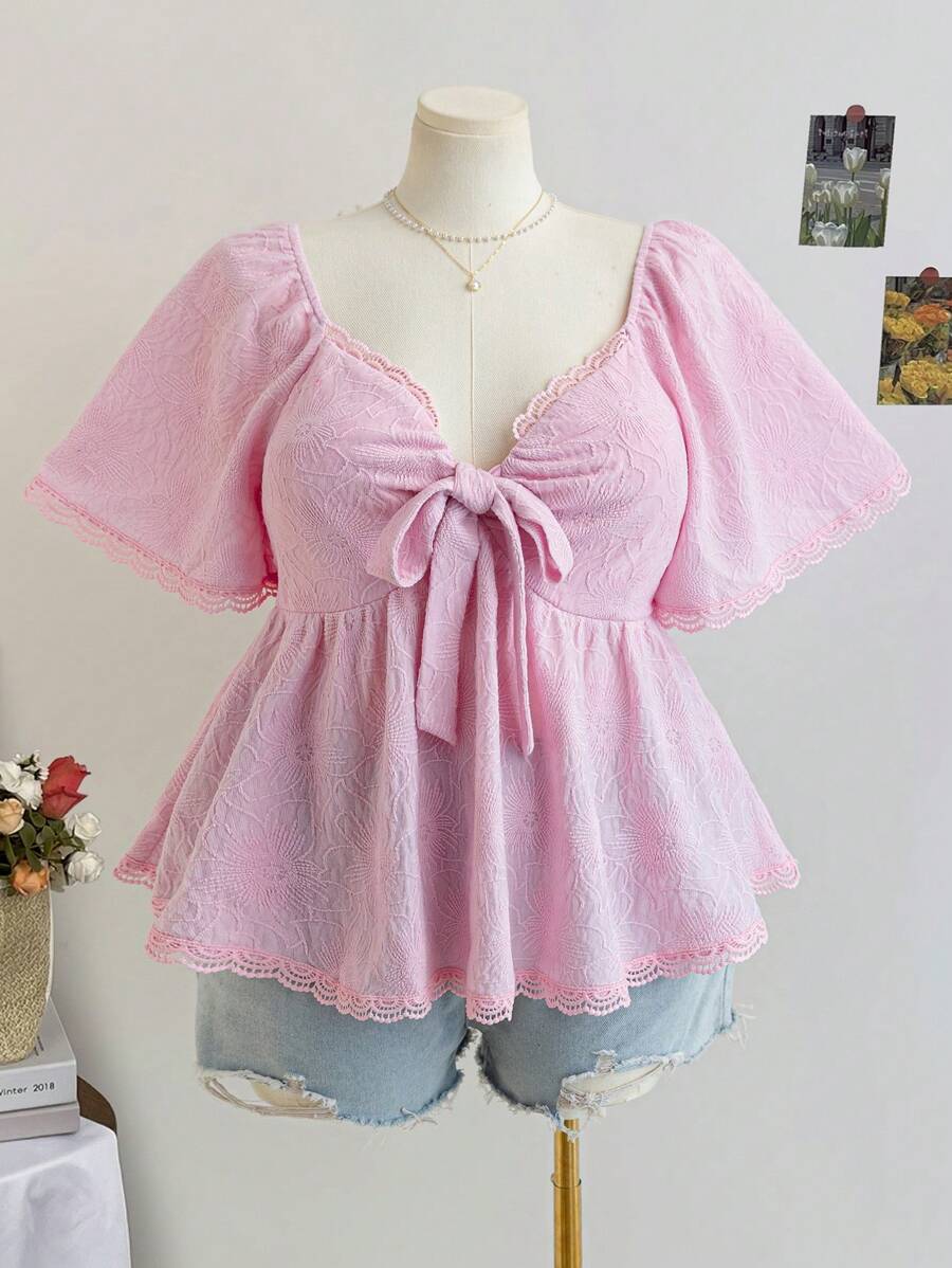 Soleia Blusa de manga corta con escote de corazón, volante en el bajo y lazo, de tela con textura y estampado floral, talla grande, para mujer, primavera - Rosa - Ver 1