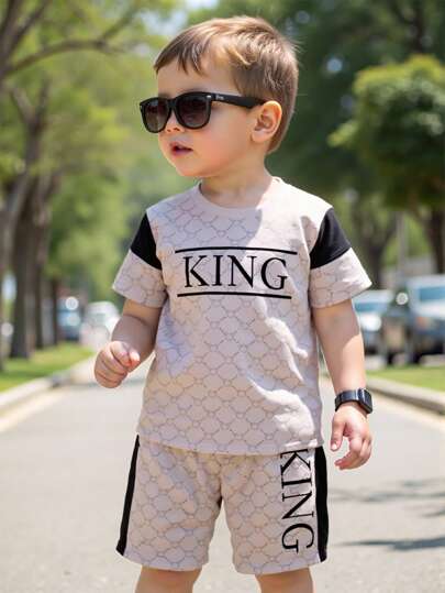 SHEIN Playful Pals 1Set Baby Boy Outfit, All-Over Geometric Pattern Print, "KING" Letter Decor, Short Sleeve T-Shirt & Shorts, Daily Casual, Fashionable Choice For Spring/Summer