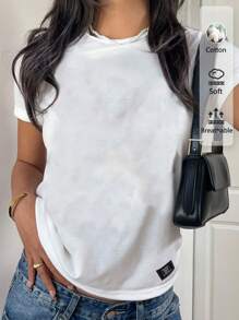 SHEIN EZwear بلوزة نسائية قصيرة الأكمام بياقة مستديرة تصميم كاجوال، مزينة بقطعة ملصقة مطرزة بحروف إنجليزية، مناسبة للصيف وموسم العودة للمدرسة بطراز رجعي