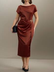 SHEIN Clasi Robe longue élégante en satin brillant avec un twist à la taille et un col bénitier, convient pour les fêtes et les rassemblements, grande taille - Tabac - Voir 3