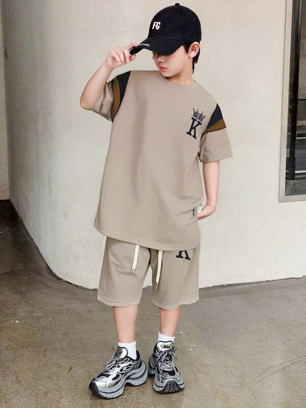 SHEIN Tween Casual Collegiate Comfortable Fashion Simple Practical Versatile Soft Short Sleeve Round Neck T-Shirt With Colorblock Graphic Print, Suitable For Autumn, Spring, Summer, Daily, Outdoor Play, Sport, School, Street, Party, Leisure Boys Korean Fashion Teen Boy Two Piece Set Boy Casual Sets Oversized Boys Outfits Boys Summer Outfits