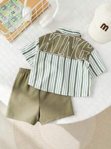 SHEIN 2 pezzi Set vacanza estiva per bimbo con camicia a maniche corte a righe verdi con stampa a lettera e pantaloncini con vita elastica