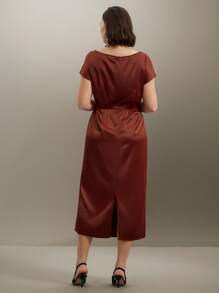 SHEIN Clasi Robe longue élégante en satin brillant avec un twist à la taille et un col bénitier, convient pour les fêtes et les rassemblements, grande taille - Tabac - Voir 2