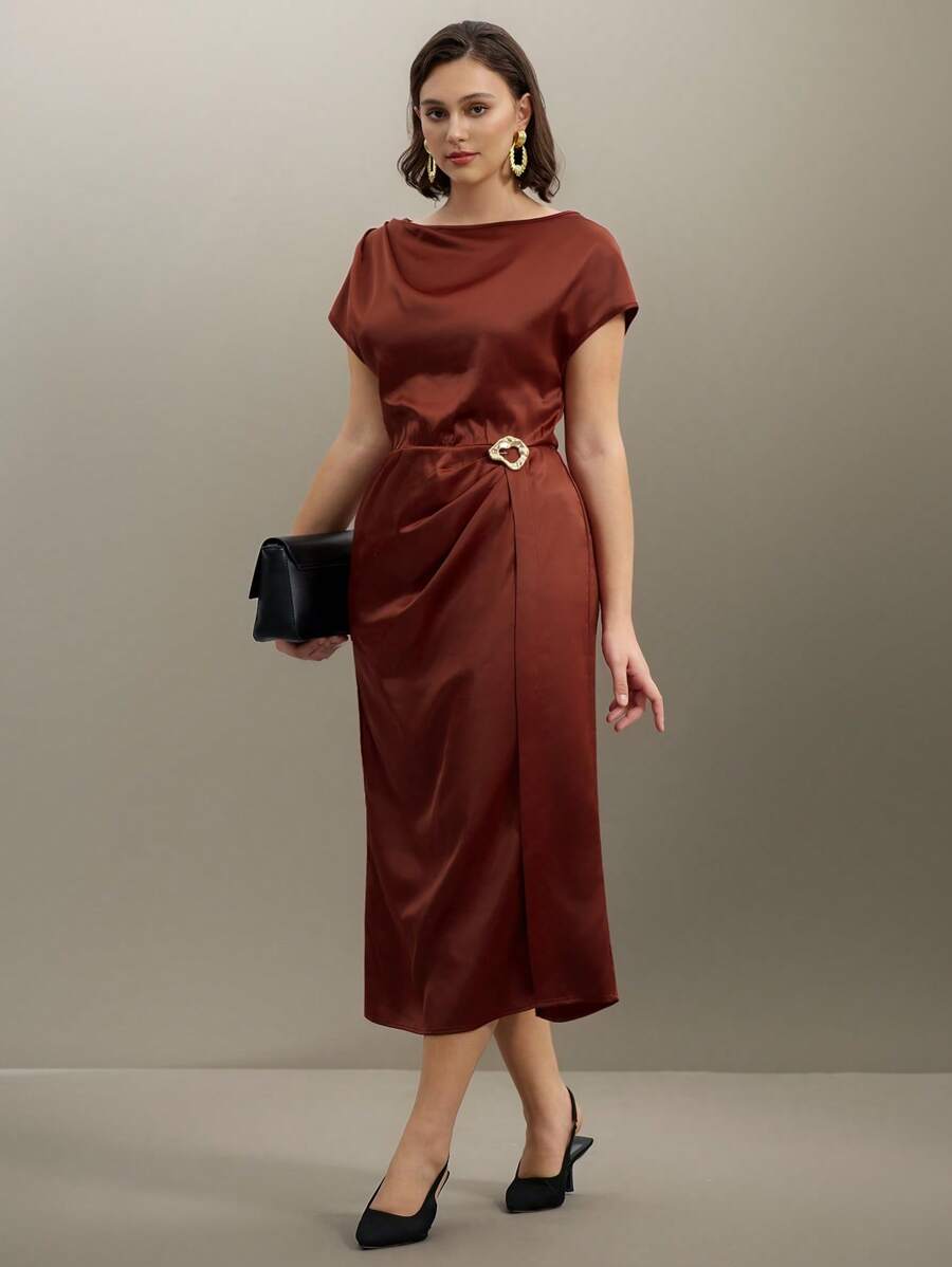 SHEIN Clasi Robe longue élégante en satin brillant avec un twist à la taille et un col bénitier, convient pour les fêtes et les rassemblements, grande taille - Tabac - Voir 1