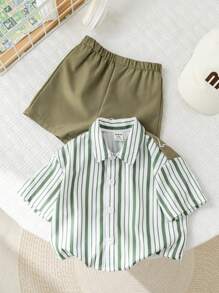 SHEIN 2 pezzi Set vacanza estiva per bimbo con camicia a maniche corte a righe verdi con stampa a lettera e pantaloncini con vita elastica