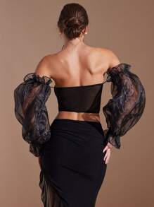 L'Amorae 优雅的黑色露肩紧身胸衣上衣，配有透明长袖和不对称下摆