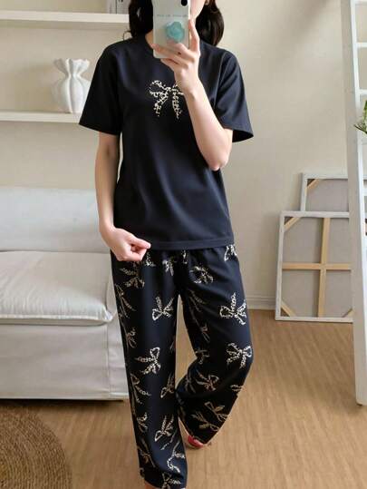 青少年女孩睡衣套装 - 黑色纯色圆领短袖上衣，豹纹和蝴蝶结图案，搭配全身豹纹蝴蝶结图案针织裤，舒适时尚的夏季睡衣两件套