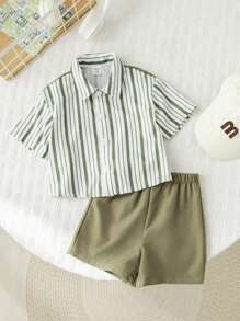 SHEIN 2 pezzi Set vacanza estiva per bimbo con camicia a maniche corte a righe verdi con stampa a lettera e pantaloncini con vita elastica