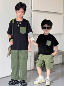 SHEIN Conjunto de camiseta e shorts de manga curta com bolso cargo gráfico e gola redonda para meninos pré-adolescentes - Preto - Ver 1