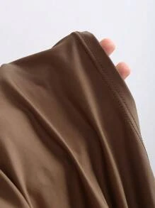 Sweetra 女士新款春夏黑色纯色荷叶边不对称斜肩百搭设计性感通勤休闲T恤，饰有金色装饰 - 咖啡棕 - 查看 5