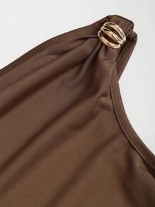 Sweetra 女士新款春夏黑色纯色荷叶边不对称斜肩百搭设计性感通勤休闲T恤，饰有金色装饰 - 咖啡棕 - 查看 4