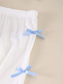 SHEIN Genkimix Kids 两件套女童蓝色蝴蝶结印花休闲衬衫和象牙白裤子，甜美可爱的夏季套装，女童两件套，儿童女童套装，浅蓝色儿童套装，蝴蝶结印花套装 - 藍色 - 查看 3