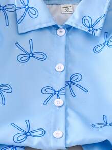 SHEIN Genkimix Kids 两件套女童蓝色蝴蝶结印花休闲衬衫和象牙白裤子，甜美可爱的夏季套装，女童两件套，儿童女童套装，浅蓝色儿童套装，蝴蝶结印花套装 - 藍色 - 查看 5