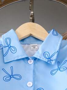 SHEIN Genkimix Kids 两件套女童蓝色蝴蝶结印花休闲衬衫和象牙白裤子，甜美可爱的夏季套装，女童两件套，儿童女童套装，浅蓝色儿童套装，蝴蝶结印花套装 - 藍色 - 查看 7