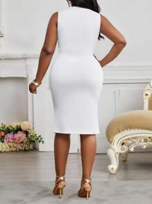 SHEIN Lady Robe élégante blanche printemps et été, style rétro élégant pour le travail, le mariage, la réception, la Saint-Valentin, le Nouvel An. Robe tricotée avec encolure V profonde, strass et volants. Nouvelle arrivée, coupe mince. Robe de soirée de grande taille, robe de bal de grande taille