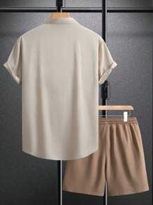 Manfinity Homme Conjunto casual de verano para hombre con camisa de manga corta de un solo abotonadura de unicolor y pantalones cortos