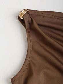 Sweetra 女士新款春夏黑色纯色荷叶边不对称斜肩百搭设计性感通勤休闲T恤，饰有金色装饰 - 咖啡棕 - 查看 3