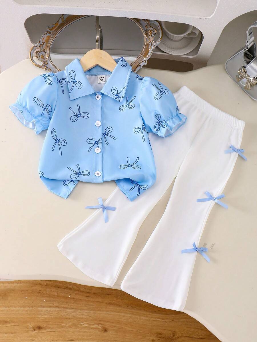 SHEIN Genkimix Kids 两件套女童蓝色蝴蝶结印花休闲衬衫和象牙白裤子，甜美可爱的夏季套装，女童两件套，儿童女童套装，浅蓝色儿童套装，蝴蝶结印花套装 - 藍色 - 查看 1