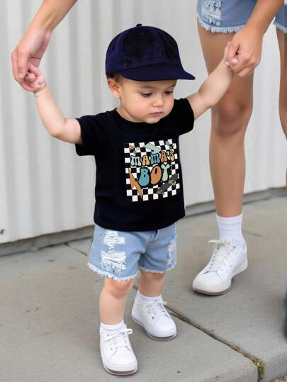 2 件套男婴舒适时尚日常格子图案黑白短袖 T 恤针织 T 恤和破洞牛仔短裤套装，适合室内、户外、日常、运动、玩耍、派对、拍照、度假、春夏季