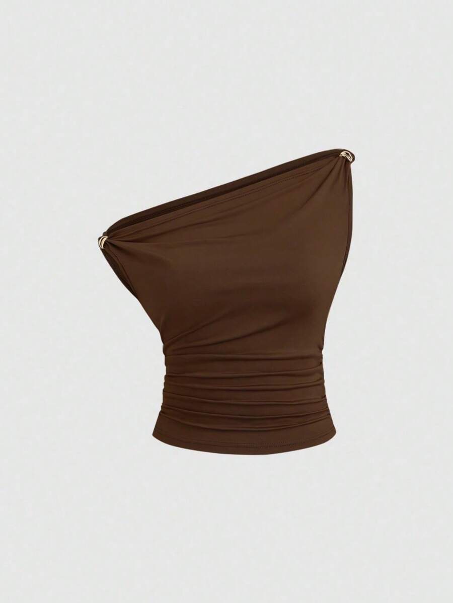 Sweetra 女士新款春夏黑色纯色荷叶边不对称斜肩百搭设计性感通勤休闲T恤，饰有金色装饰 - 咖啡棕 - 查看 1