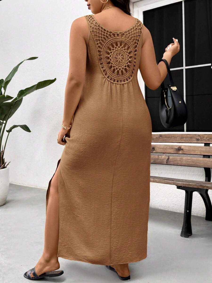 SHEIN Frenchy Gaun Maxi Kasual Liburan Tanpa Lengan Ukuran Besar dengan Leher V dan Patchwork Renda serta Belahan - Coklat - View 1