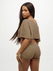 SUMWON WOMEN 夏季节日两件套短款上衣和热裤套装夜店派对海滩夜间外出休闲度假服装套装 - 卡其色 - 查看 2