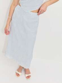 Nöista Ensemble de deux pièces doux à la lavande, comportant un crop top sans manches avec des bretelles ajustables et une jupe midi taille haute. Fabriqué dans un tissu délicat brodé avec une texture florale subtile. Élégant, féminin, chic, respirant, léger, stylé, d'été, sophistiqué, confortable, gracieux, polyvalent, romantique, frais, moderne. - Bleu azur - Voir 6