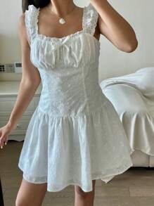 SHEIN 少女休闲白色刺绣纹理面料蝴蝶结下摆A字迷你吊带连衣裙 - 白色 - 查看 3