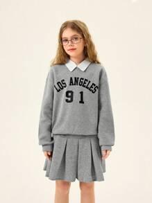 SHEIN Set de 2 piezas de niña preadolescente, camisa estilo universitario americano con estampado de letras en inglés y falda plisada, conjunto de sudadera informal