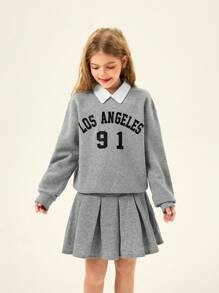 SHEIN Set de 2 piezas de niña preadolescente, camisa estilo universitario americano con estampado de letras en inglés y falda plisada, conjunto de sudadera informal