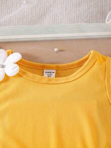 Conjunto de 2 piezas con top sin mangas tejido y shorts de flores con ribete de volantes para niñas jóvenes, outfit de moda para verano - Amarillo - Ver 3