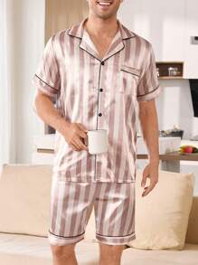 SHEIN Conjunto de pijama de hombre con estampado de rayas, short con bolsillo y manga corta