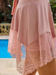Aralina Feminino e fluido, este conjunto de duas peças apresenta um top curto sem alças e uma saia assimétrica com bainha de renda, perfeito para looks de verão, looks de festivais e vibes boho. - Rosa Empoeirado - Ver 3