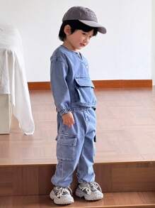 SHEIN 男童时尚百搭舒适圆领、N 领、松紧袖口、大前袋、小徽章、松紧腰、多口袋针织牛仔裤两件套 - 中等水洗藍 - 查看 4