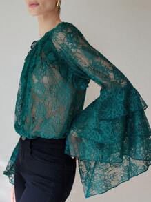 Aveloria Modichic 法式复古优雅女性浪漫约会奢华高端设计精致重型纯色蕾丝面料圆领褶饰设计荷叶边拼布不对称喇叭袖衬衫 - 墨綠色 - 查看 2