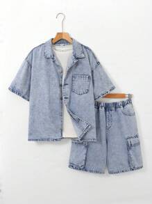 SHEIN 青少年男童两件套时尚休闲复古夏季套装，浅蓝色牛仔面料，清爽舒适宽松，包括一件牛仔翻领短袖上衣和一条工装风口袋设计的舒适宽松牛仔短裤。两件套童装，柔软舒适，适合日常穿着，也适合春夏、夏日派对、音乐节、海滩等场合，秋季也适合返校季穿着，展现复古街头朋克风。
