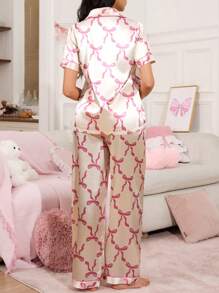 SweetSlumber Conjunto de pijama de dama con lazo rosa, manga corta y pantalón con botones - Multicolor - Ver 2