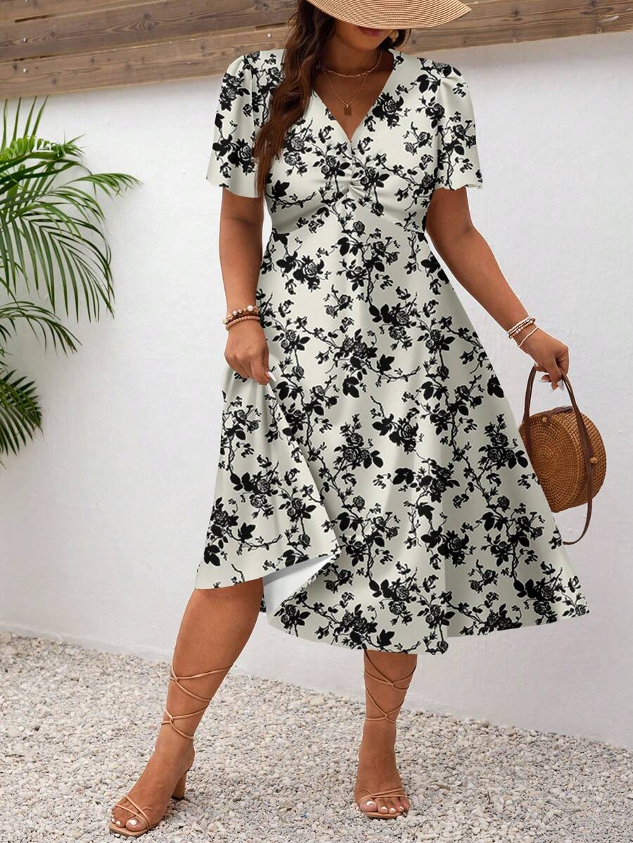 SHEIN Frenchy 大码休闲简约玫瑰印花夏季连衣裙，花卉中长连衣裙，黑色花卉中长连衣裙秋季波西米亚风